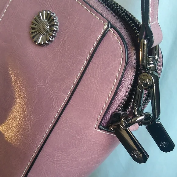 Elegant Pink Leather Crossbody Bag - Picture 16 of 16